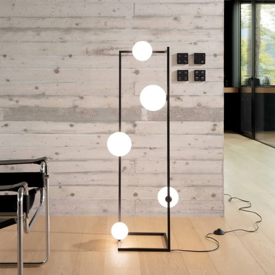 ANGOLO Bodenstehlampe mit fünf Kugelgläsern