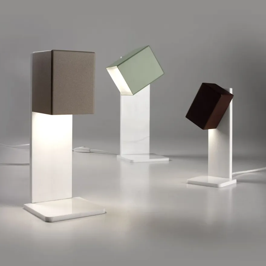 CUBIS Tischlampe mit schwenkbarer LED Lichtquelle