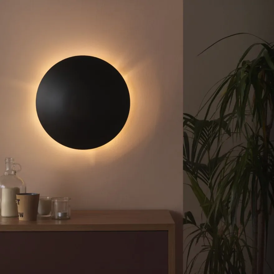 ECLIPSE Wandleuchte mit gewölbtem Metallschirm
