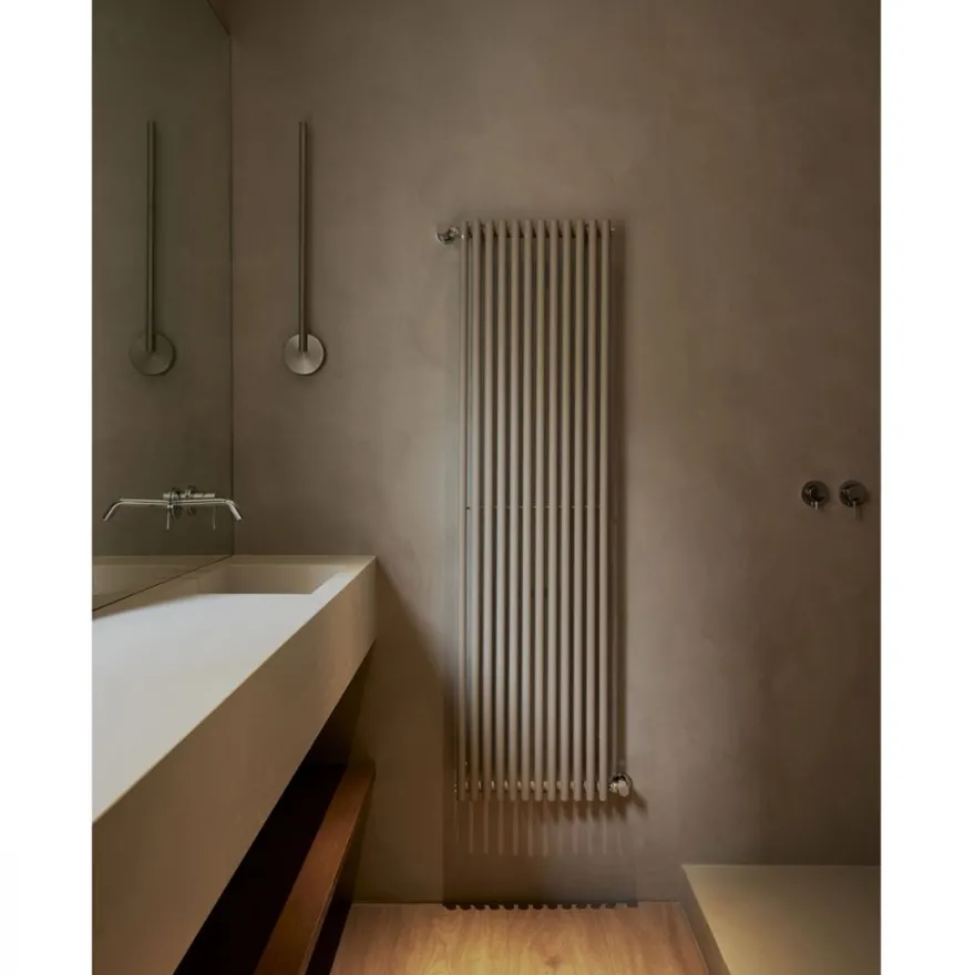 LINES VERTICAL Lange Design-Wandlampe