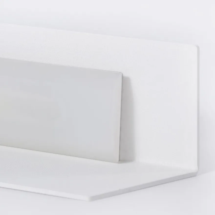 PLIÉ LED Tischleuchte aus gefaltenem Aluminiumblech in Weiß oder Schwarz