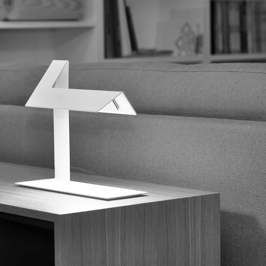PLIÉ LED Tischleuchte aus gefaltenem Aluminiumblech in Weiß oder Schwarz