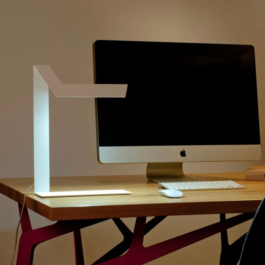 PLIÉ LED Tischleuchte aus gefaltenem Aluminiumblech in Weiß oder Schwarz