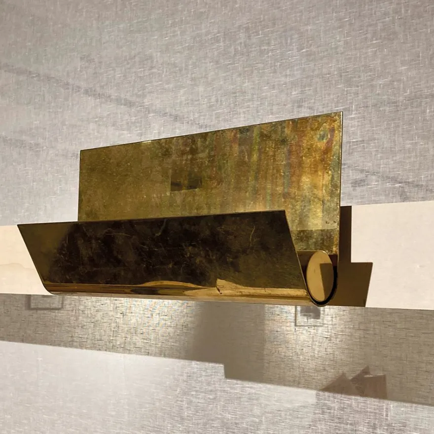 WAVES Design-Wandleuchte aus Messing